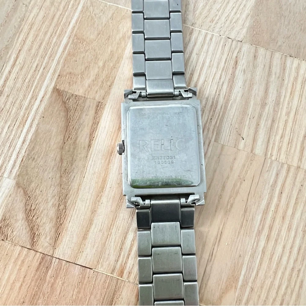 Relic mens rectangular gray dial silver tone watch NEW BATTERY